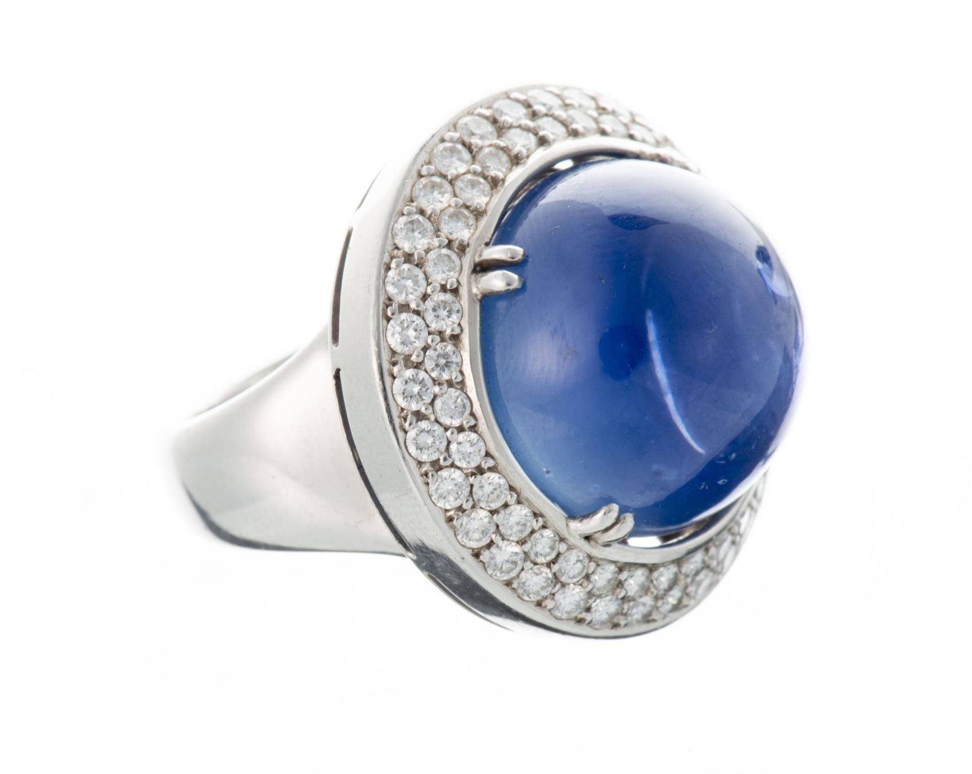 Bague en or gris avec un saphir cabochon central et diamants... - Image 2 of 5