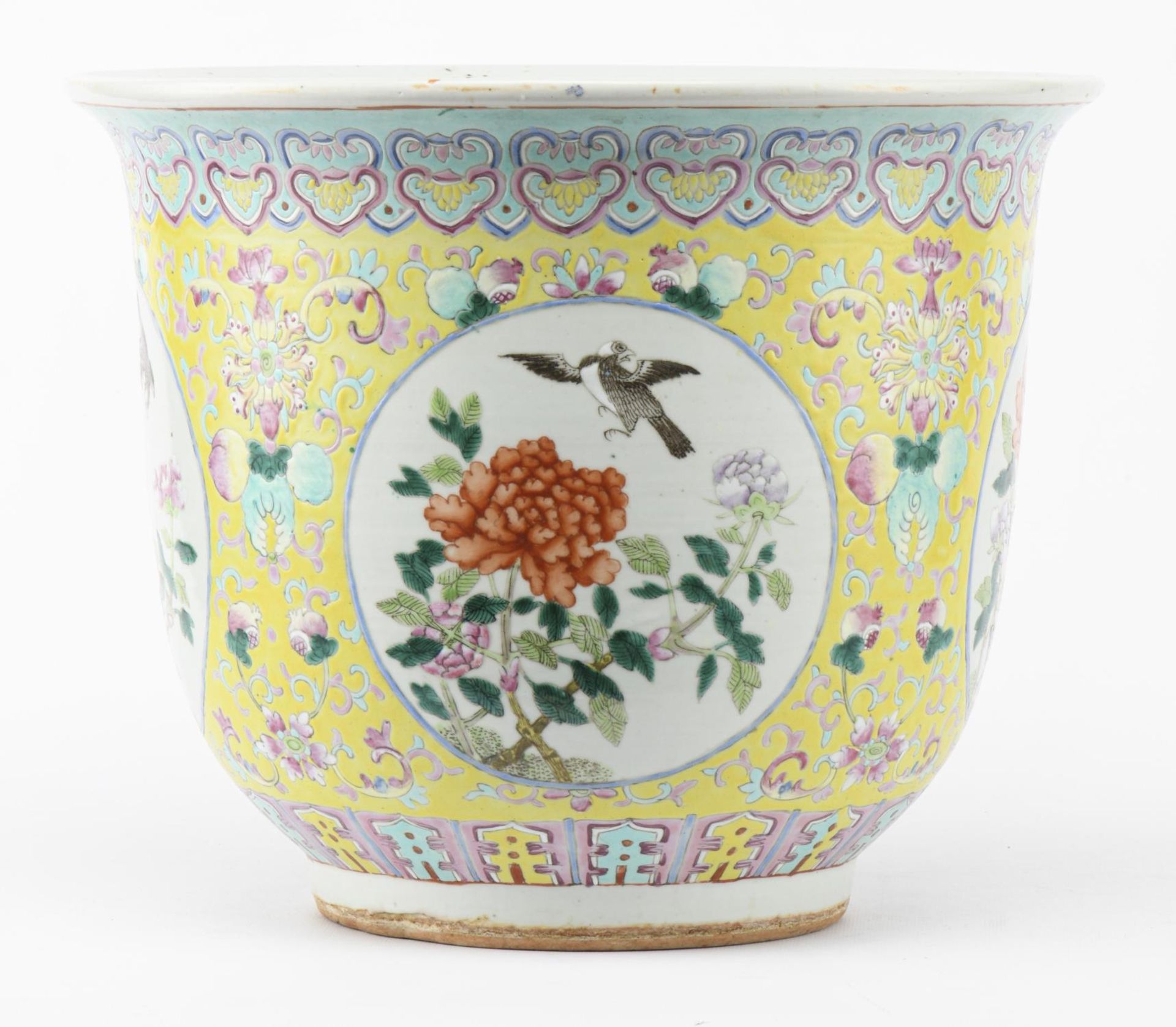 CHINE, Cache-pot en porcelaine &amp;agrave; d&amp;eacute;cor en famille rose, fin des Qing XIX&amp;e - Image 2 of 6