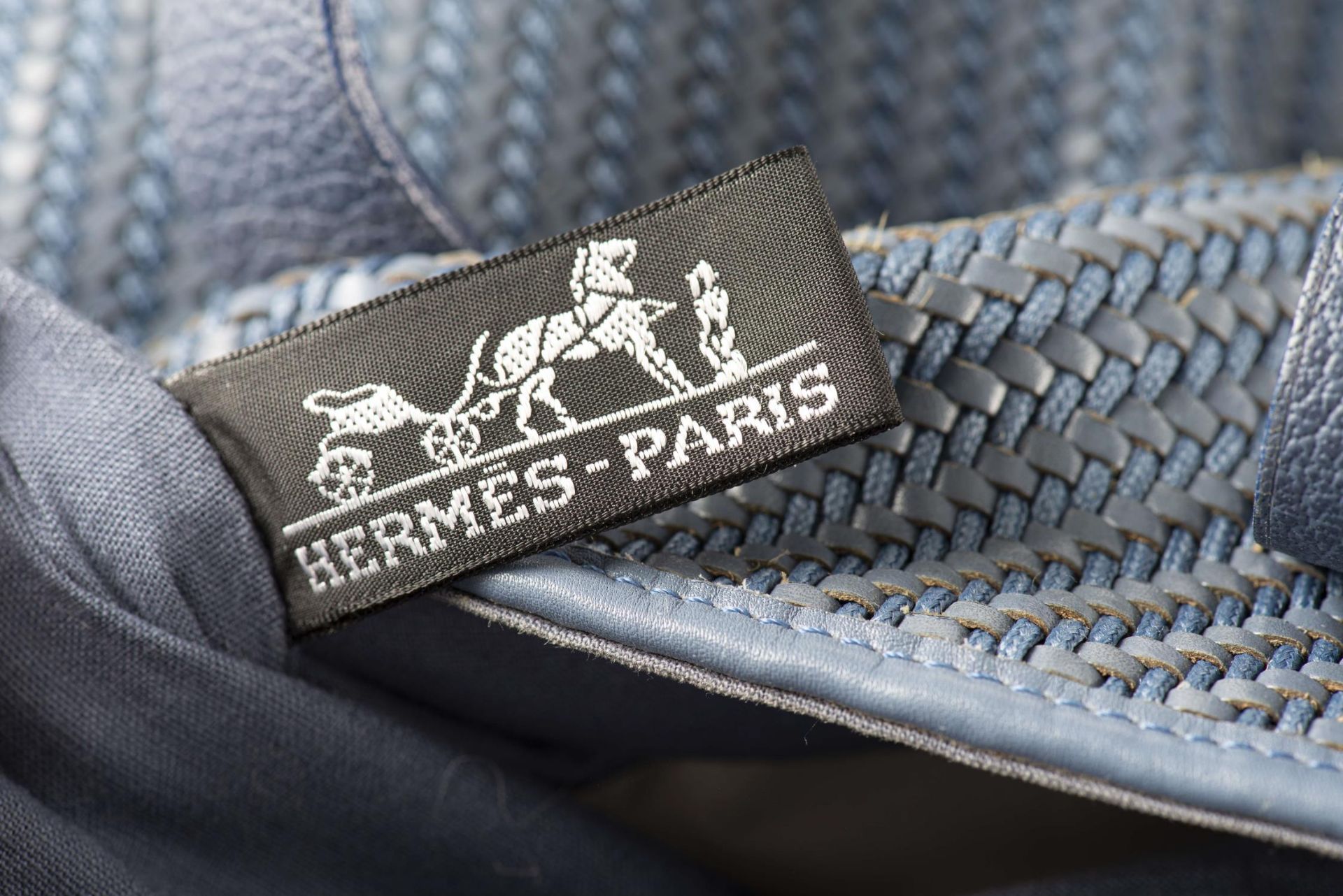 HERMES, Sac en cuir tressé bleu... - Image 8 of 8