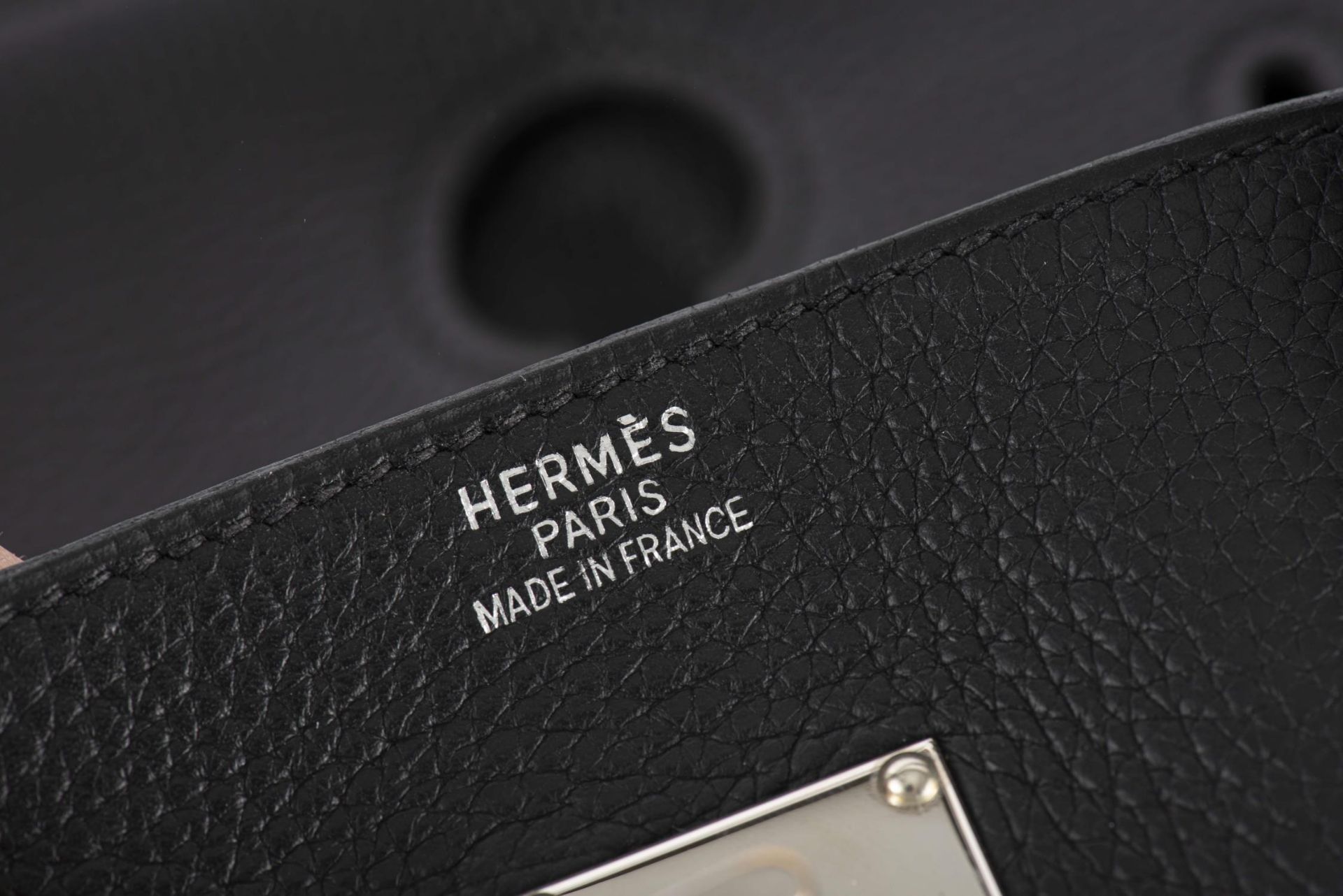 HERMES, Sac Â«Birkin ShoulderÂ» 42 cm en cuir noir... - Image 13 of 14