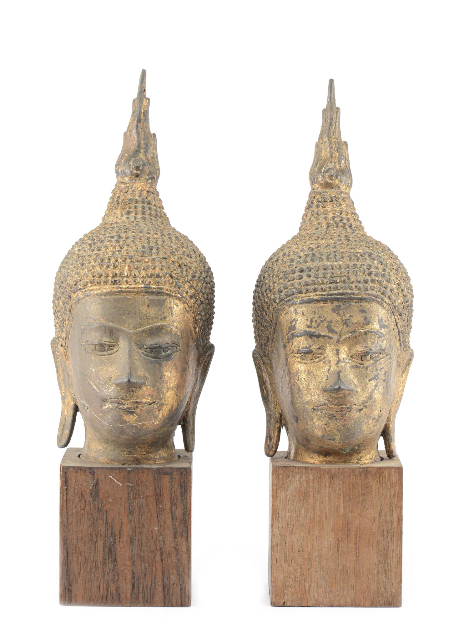 THA&amp;Ouml;LANDE, Paire de t&amp;ecirc;tes de Bouddha en bronze laqu&amp;eacute; dor&amp;eacute;,