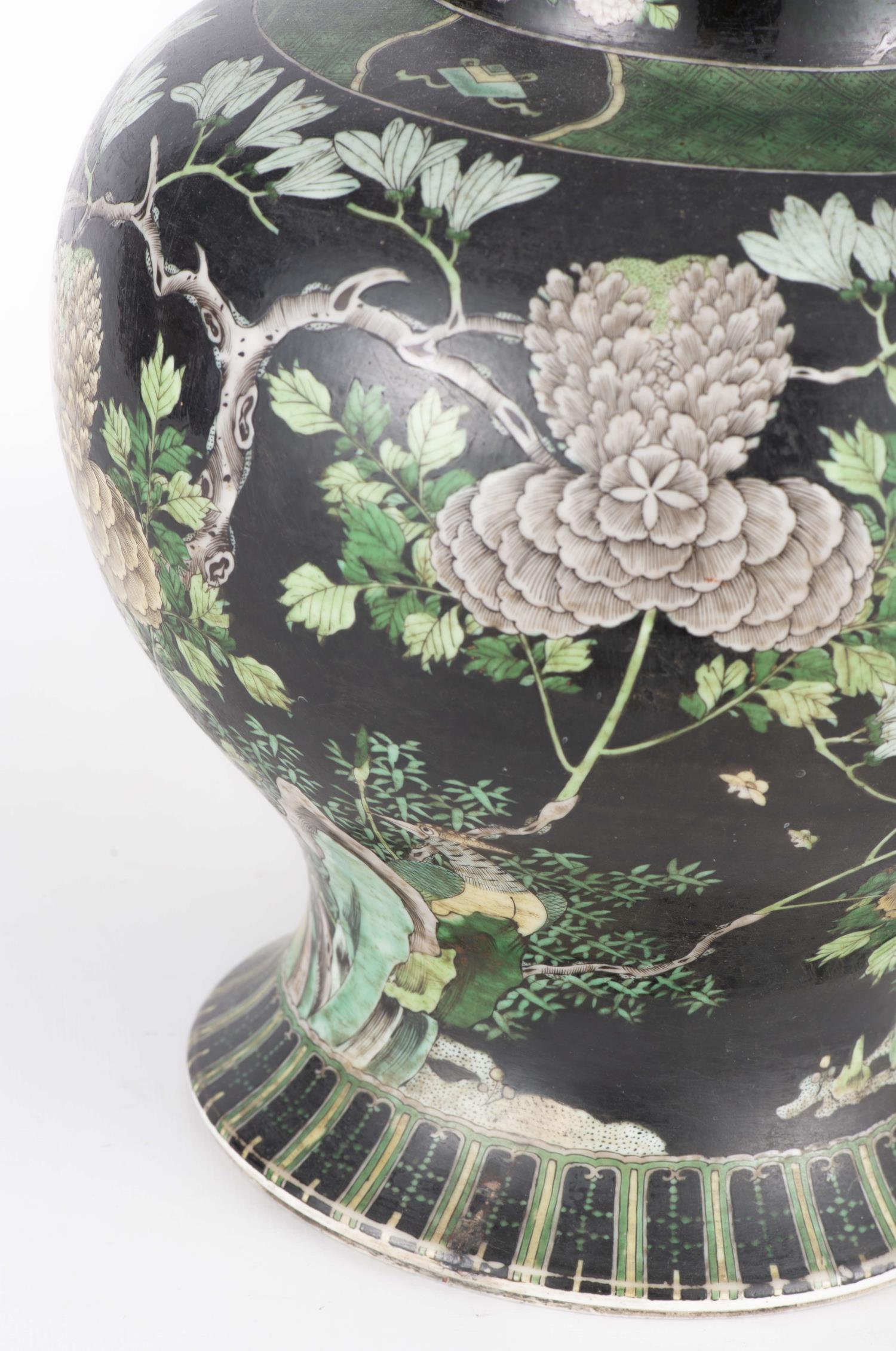 CHINE, Lampe &amp;agrave; pied en porcelaine de Chine, famille noire. Fin des Qing... - Image 4 of 6