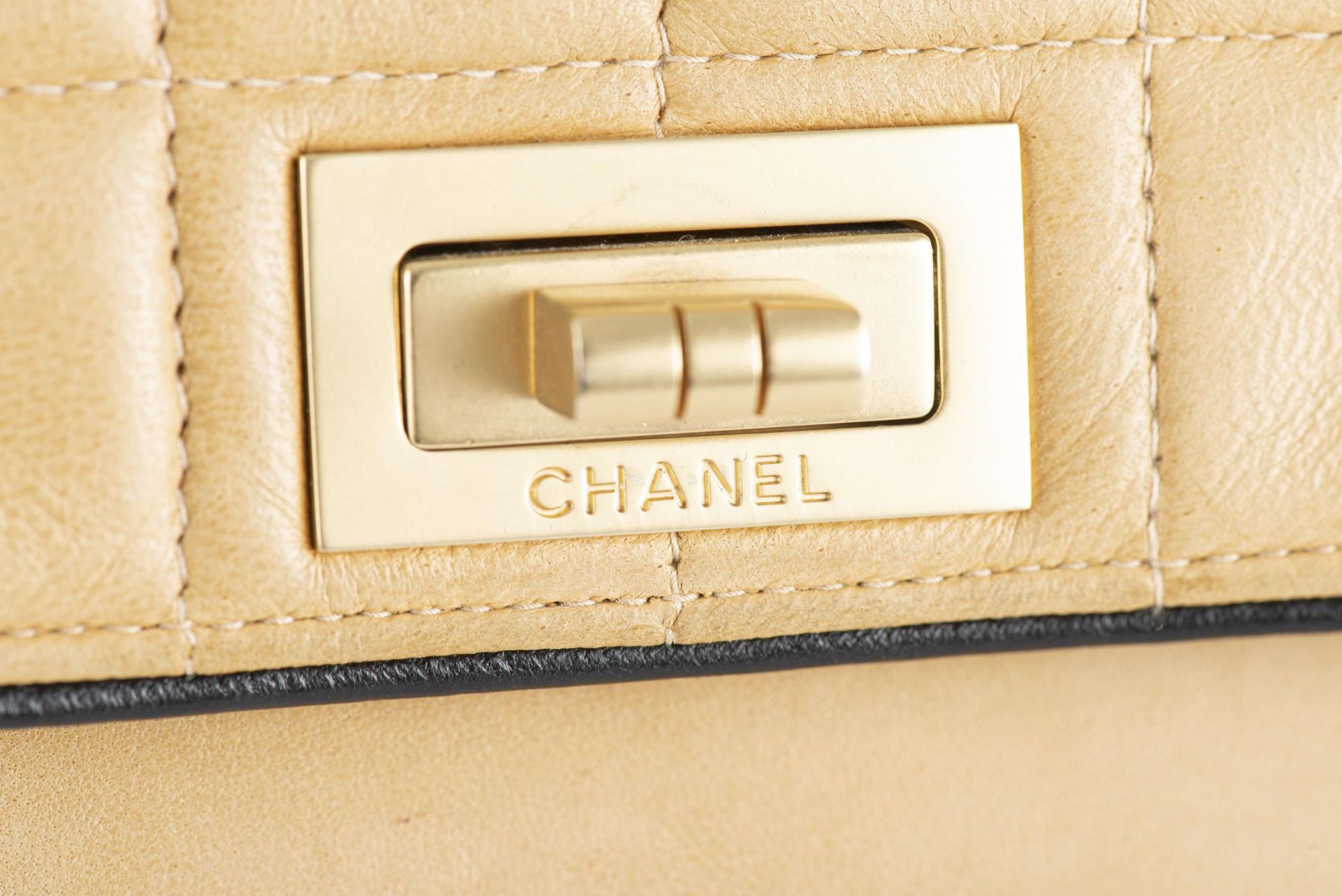 CHANEL, Sac 22 cm en cuir lisse et cuir matelassé beige... - Image 9 of 11