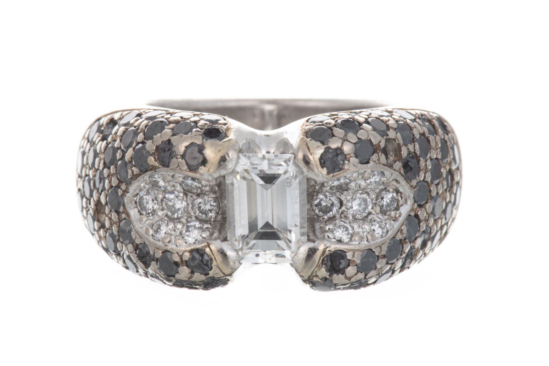 Bague en or gris avec un diamant central de taille émeraude entouré de diamants et un pavage de...