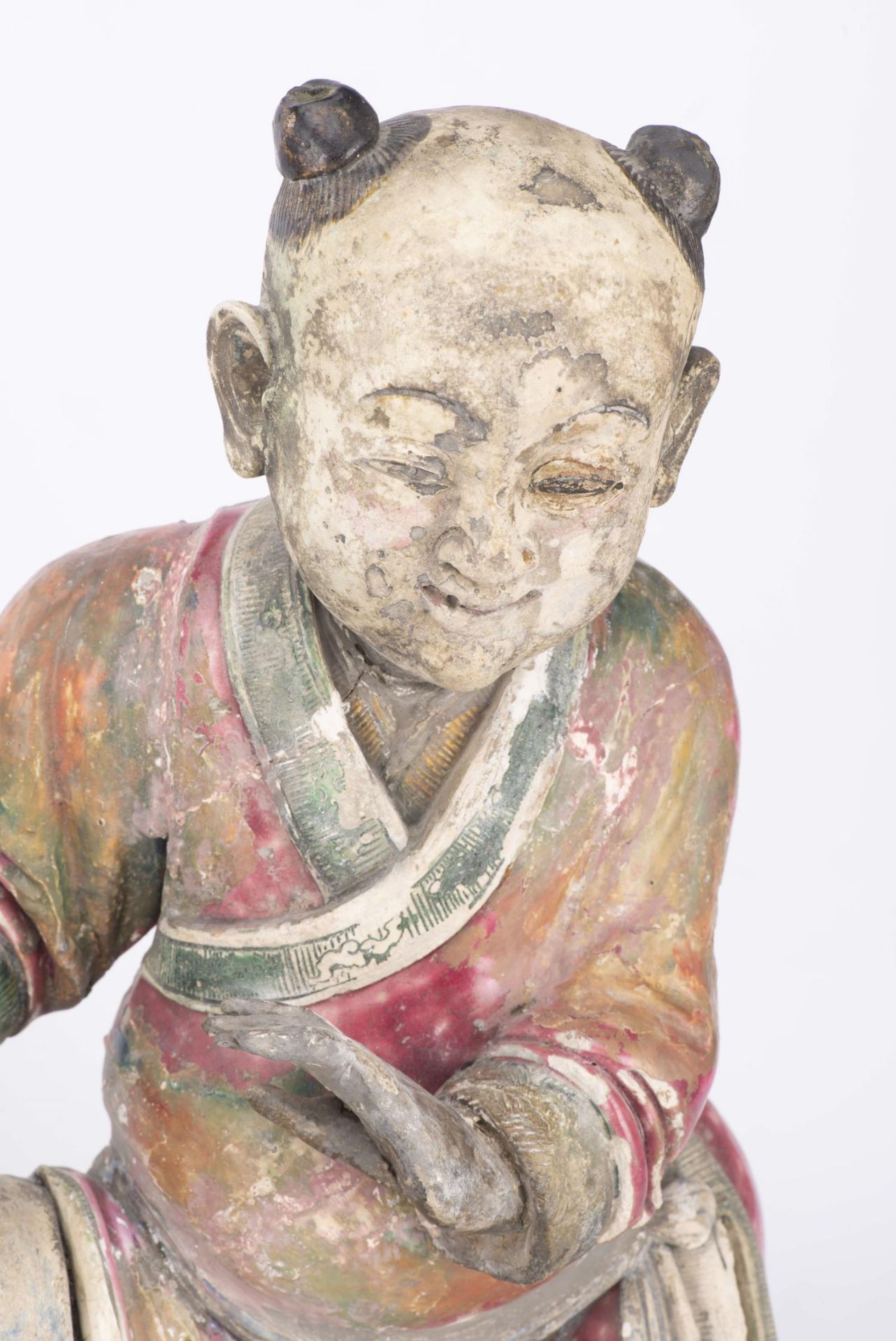 CHINA : Pair of Chinese painted stucco boys, Kangxi period - Image 7 of 12