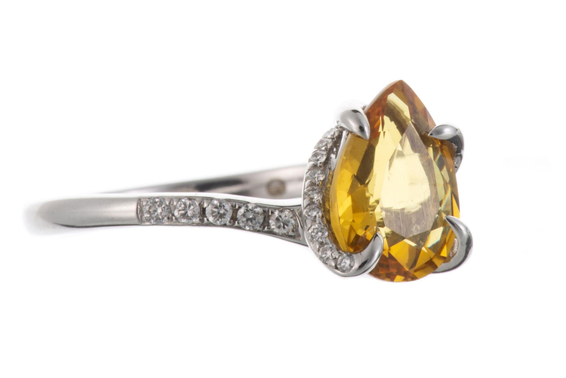 DIANA CARMICHAEL, Bague en or gris avec saphir (vivid yellow) non chauffé en forme poire... - Image 2 of 5