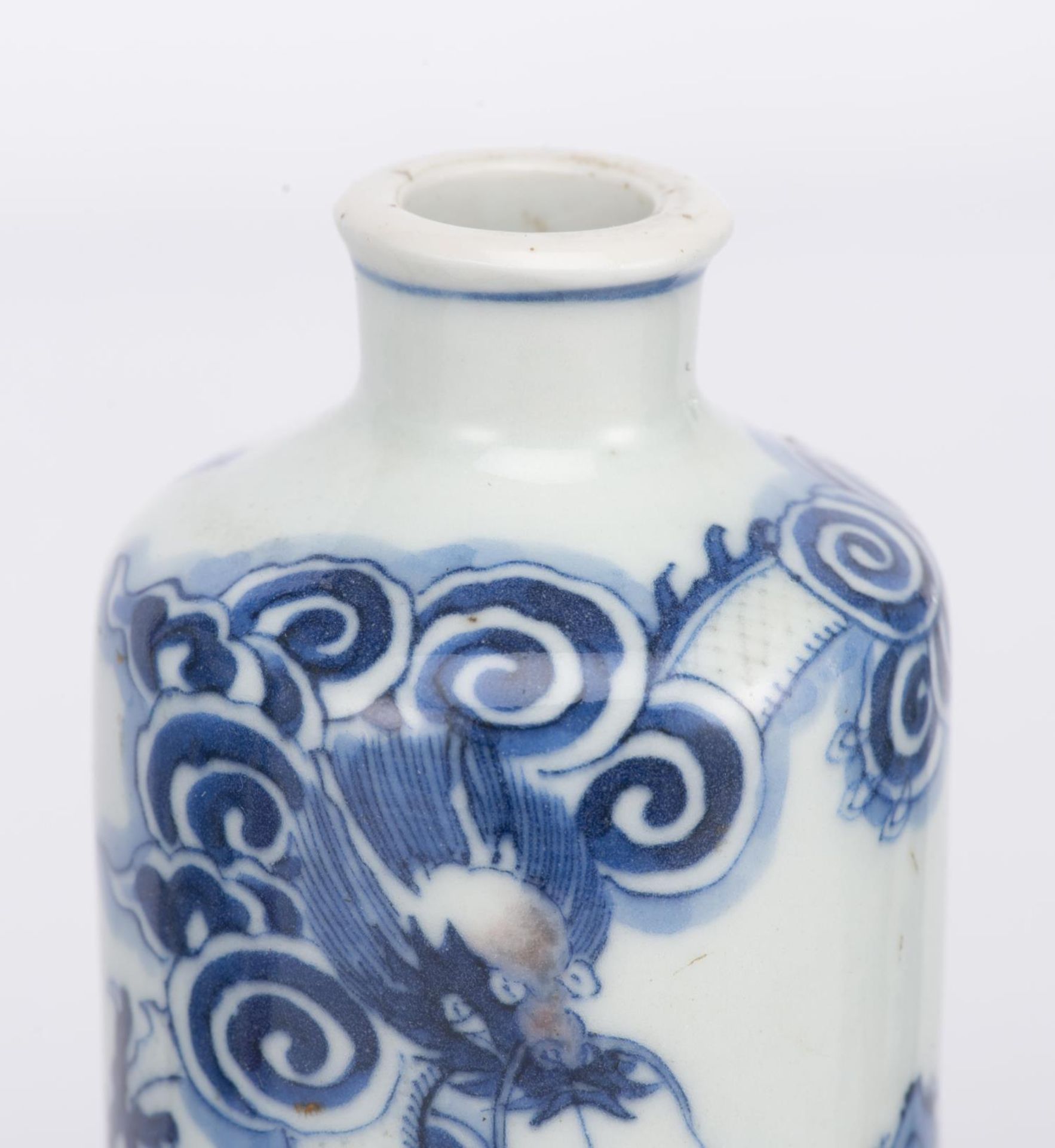 CHINE, Trois petits vases en porcelaine de Chine en bleu et rouge sous couverte... - Image 3 of 5