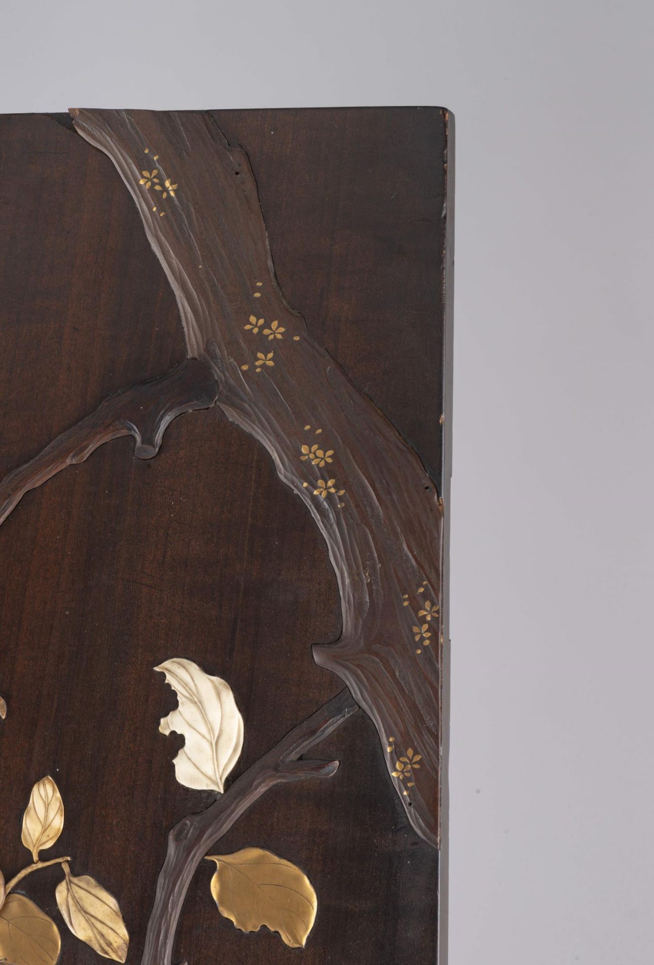 JAPON, Panneau en bois avec incrustations d'ivoire, nacre, laque d'or et os... - Image 6 of 6