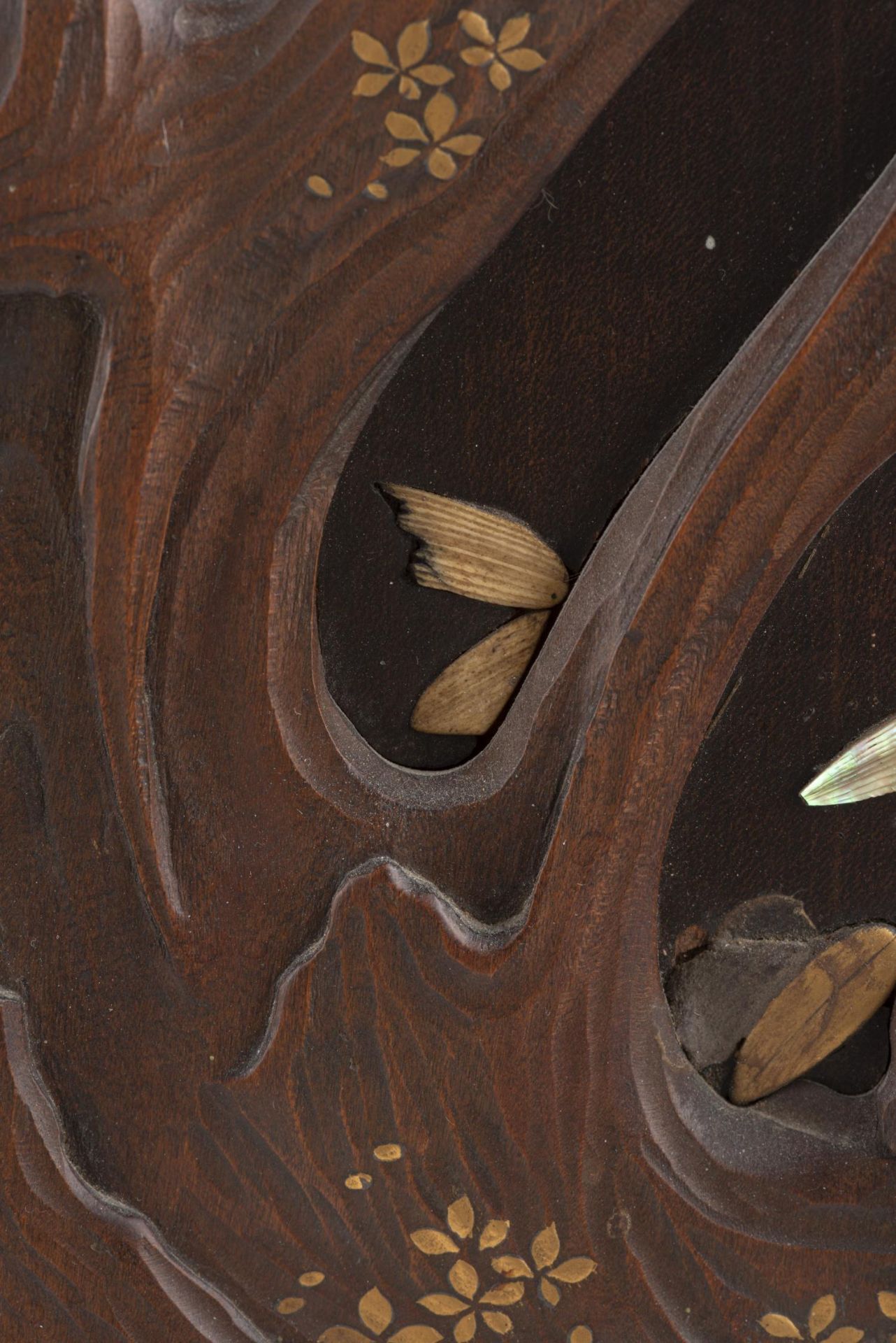 JAPON, Panneau en bois avec incrustations d'ivoire, nacre, laque d'or et os... - Image 5 of 6
