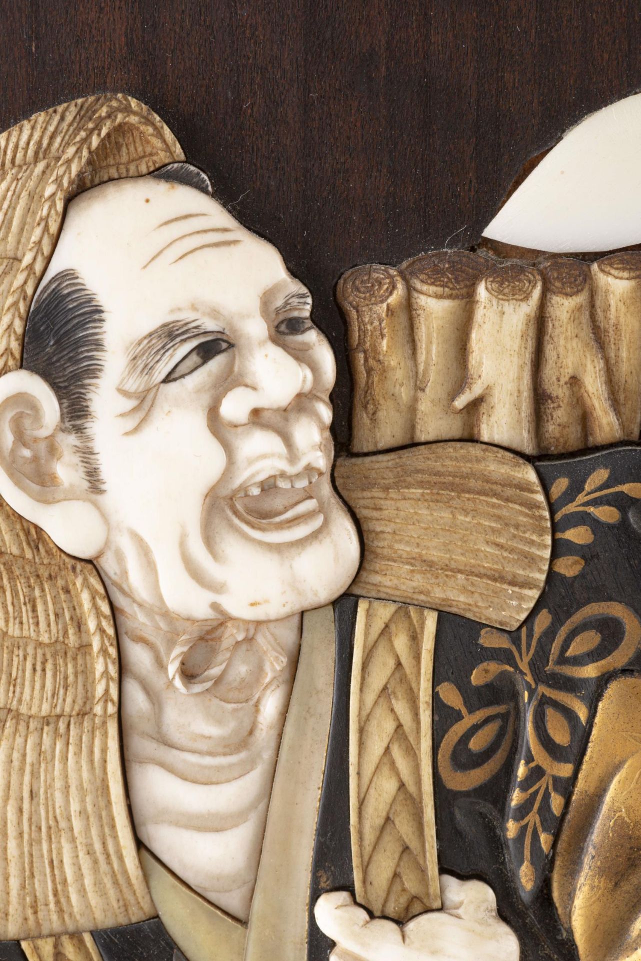 JAPON, Panneau en bois avec incrustations d'ivoire, nacre, laque d'or et os... - Image 4 of 6