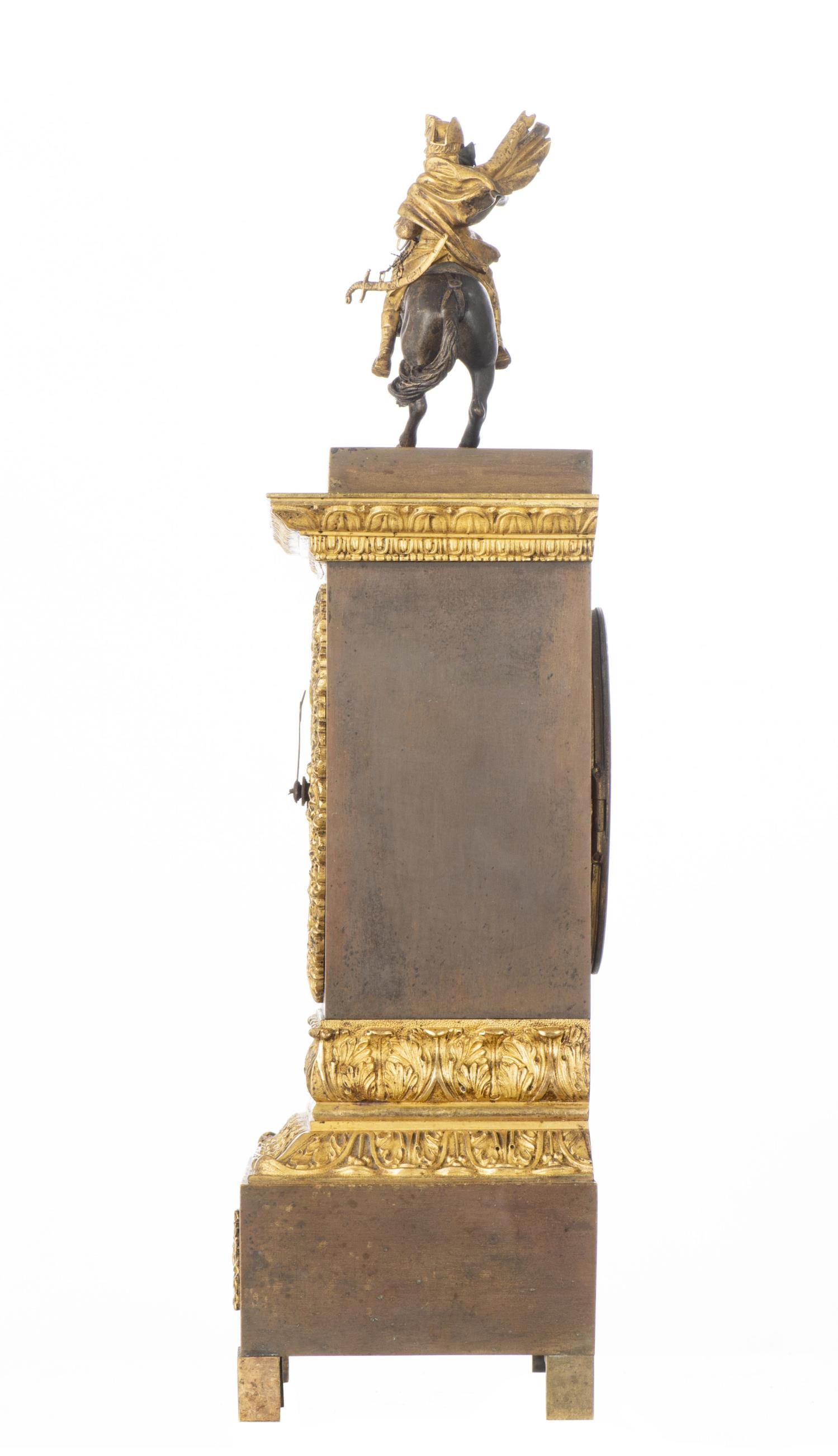 Pendule en bronze &amp;agrave; patine brune et dor&amp;eacute; surmont&amp;eacute;e par Napol&amp;ea - Image 2 of 9