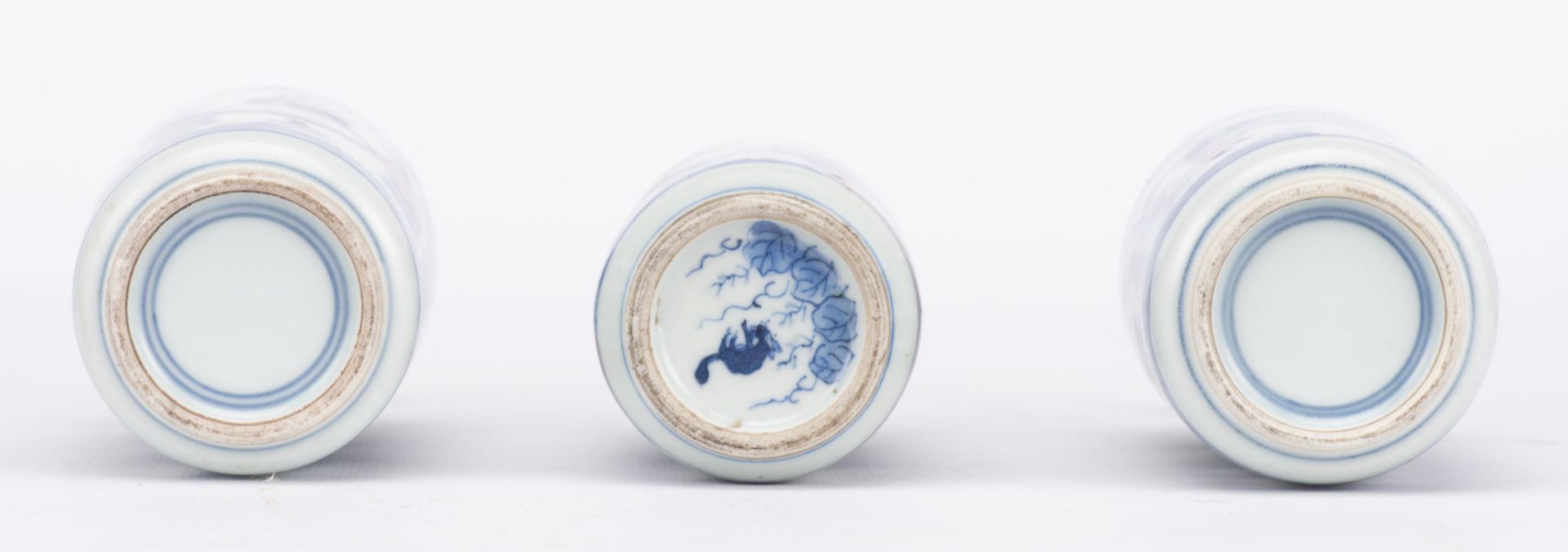 CHINE, Trois petits vases en porcelaine de Chine en bleu et rouge sous couverte... - Image 5 of 5