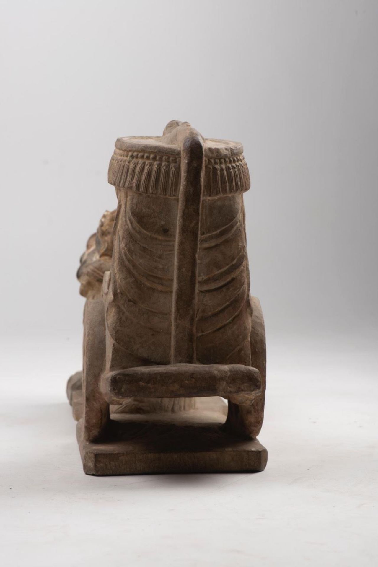 CHINE, Sculpture en pierre repr&amp;eacute;sentant Xi Wangmu dans une voiture tir&amp;eacute;e par u - Image 5 of 7