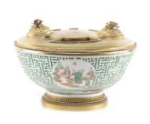 CHINE, Bol en porcelaine &amp;agrave; d&amp;eacute;cor en famille verte, Epoque Qing XVII-XVIIIe...