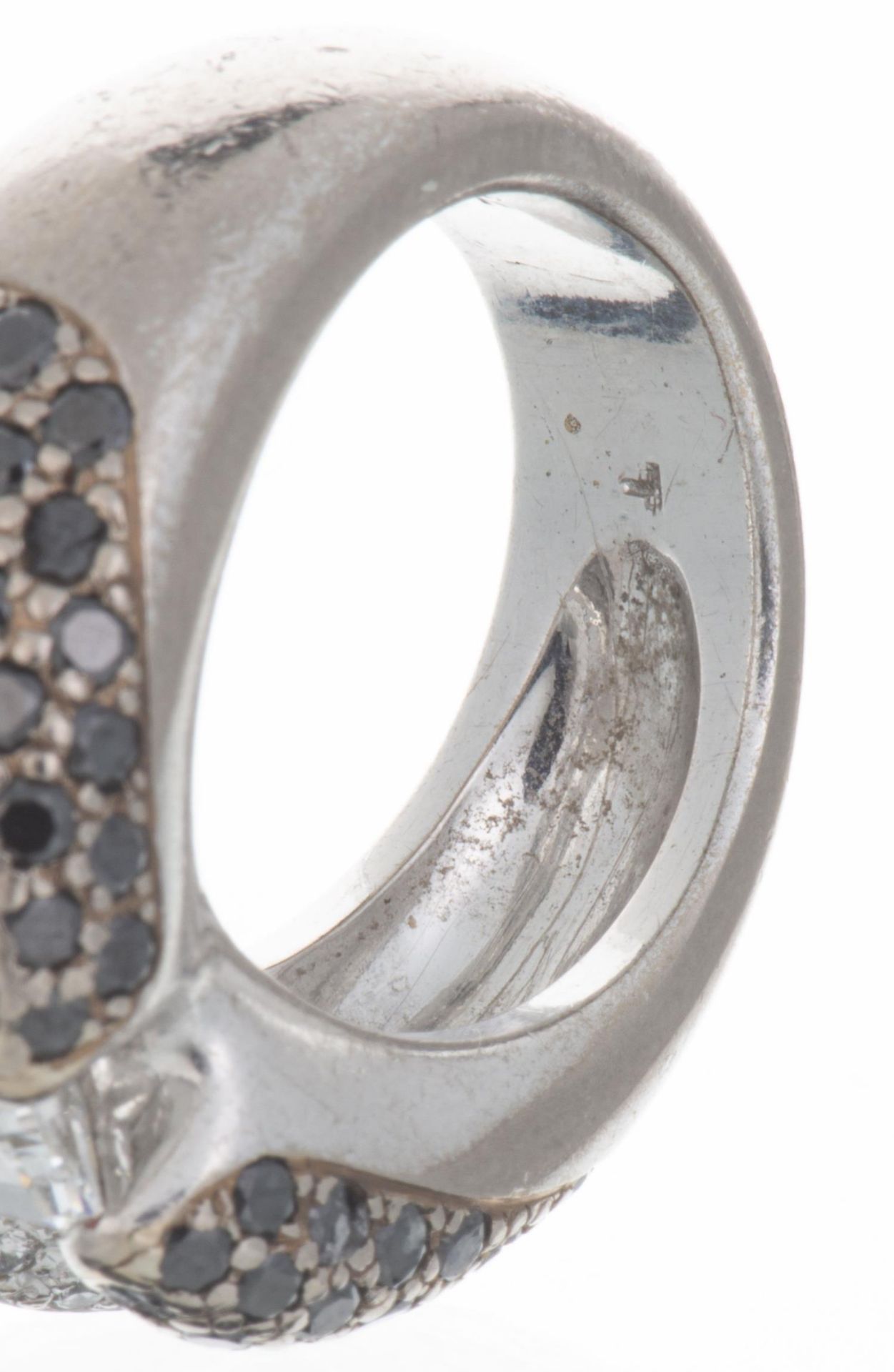 Bague en or gris avec un diamant central de taille émeraude entouré de diamants et un pavage de... - Image 5 of 5