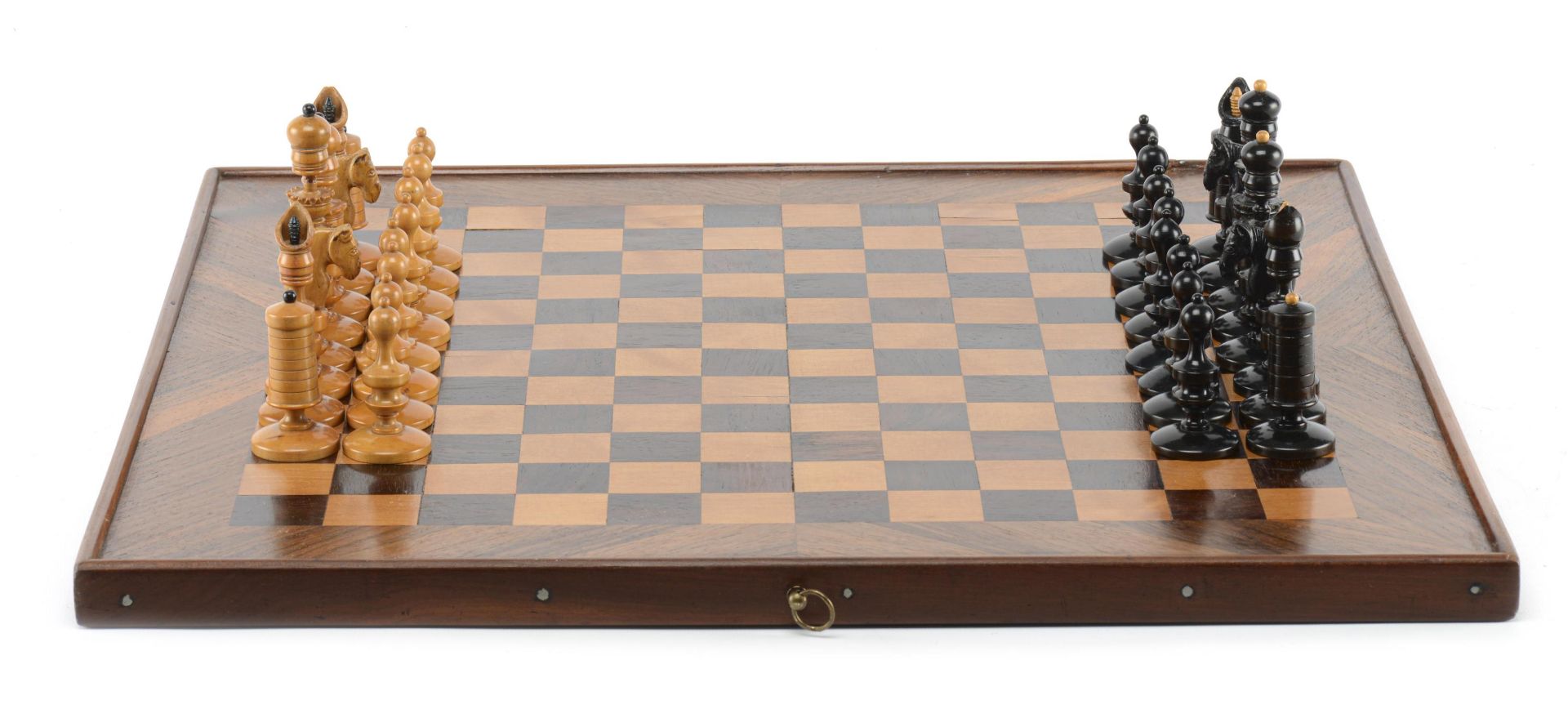 Autriche XIXème, Jeu d'échecs à plateau échiquier anglais et pions en bois teinté...