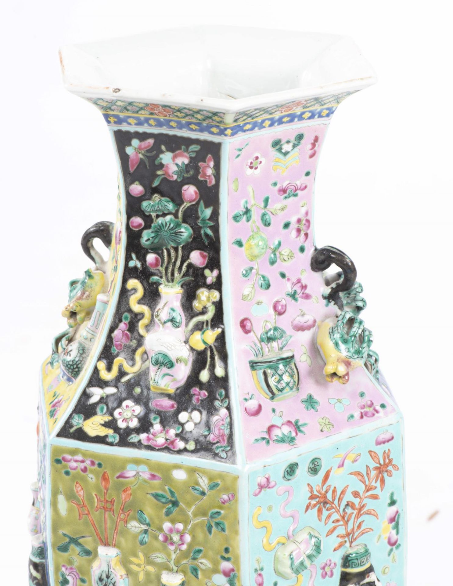 CHINE, Vase hexagonal en porcelaine, Fin des Qing... - Image 2 of 5