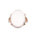 DIANA CARMICHAEL, Bague en or rose avec quartz rose, cabochon et diamants...