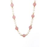 Collier de perles et quartz rose de Madagascar, sign&amp;eacute; R&amp;eacute;gine S....