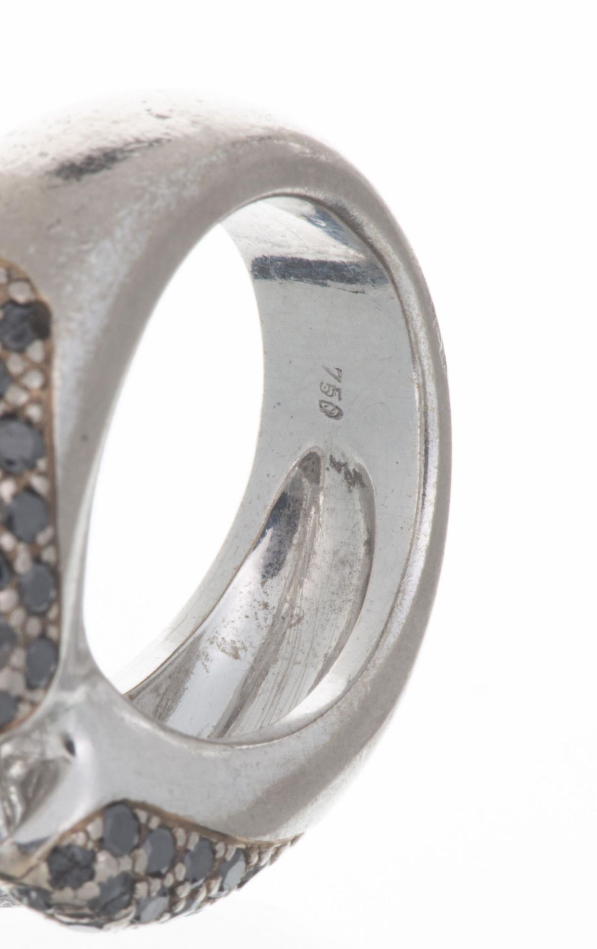 Bague en or gris avec un diamant central de taille émeraude entouré de diamants et un pavage de... - Image 4 of 5