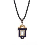 Pendentif bouclier &amp;agrave; 2 diamants, une topaze bleue et un entourage de perles sur fond &amp
