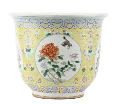 CHINE, Cache-pot en porcelaine &amp;agrave; d&amp;eacute;cor en famille rose, fin des Qing XIX&amp;e