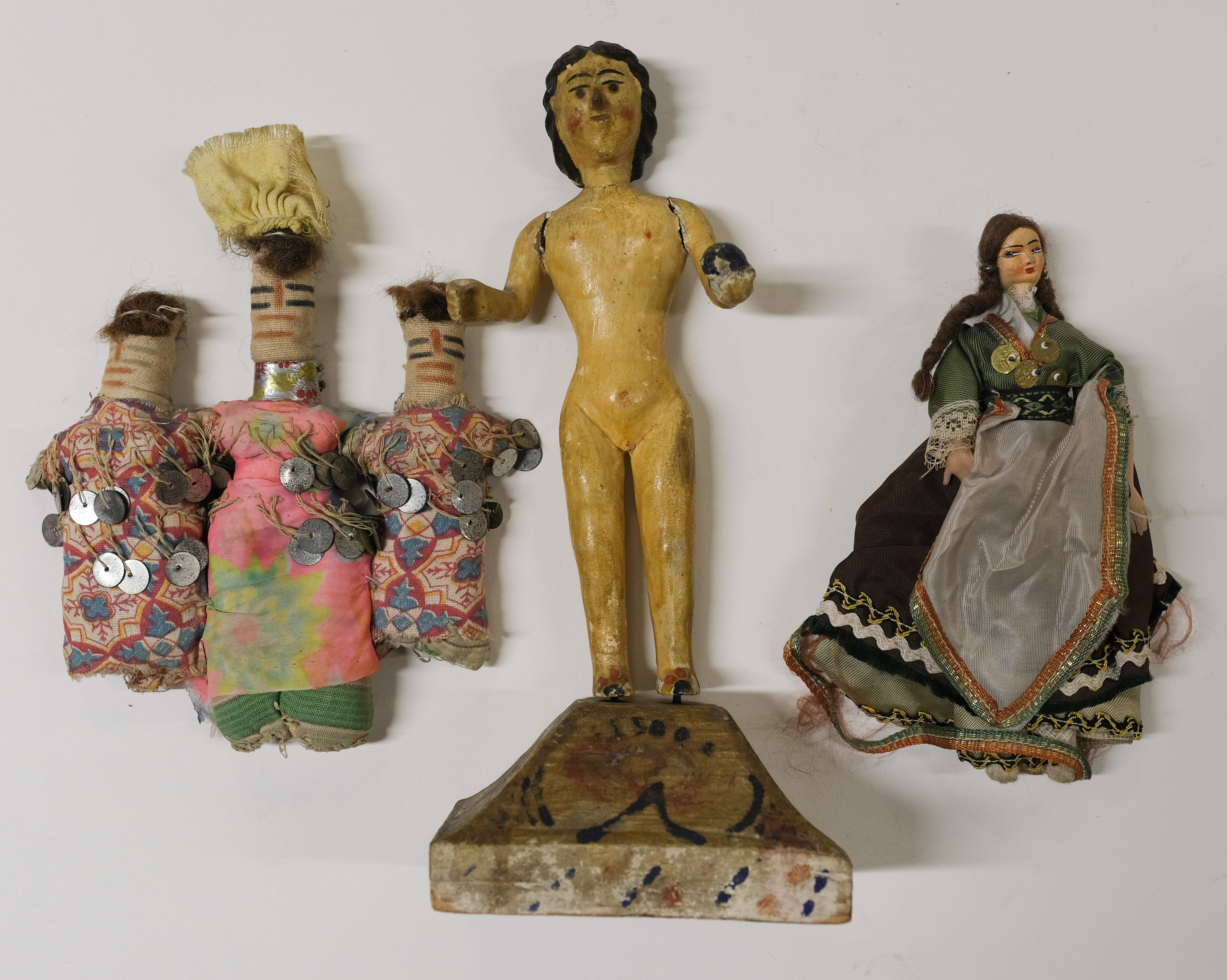 * Dolls. A primitive wooden doll on plinth, possibly South American, 19th century - Image 3 of 5