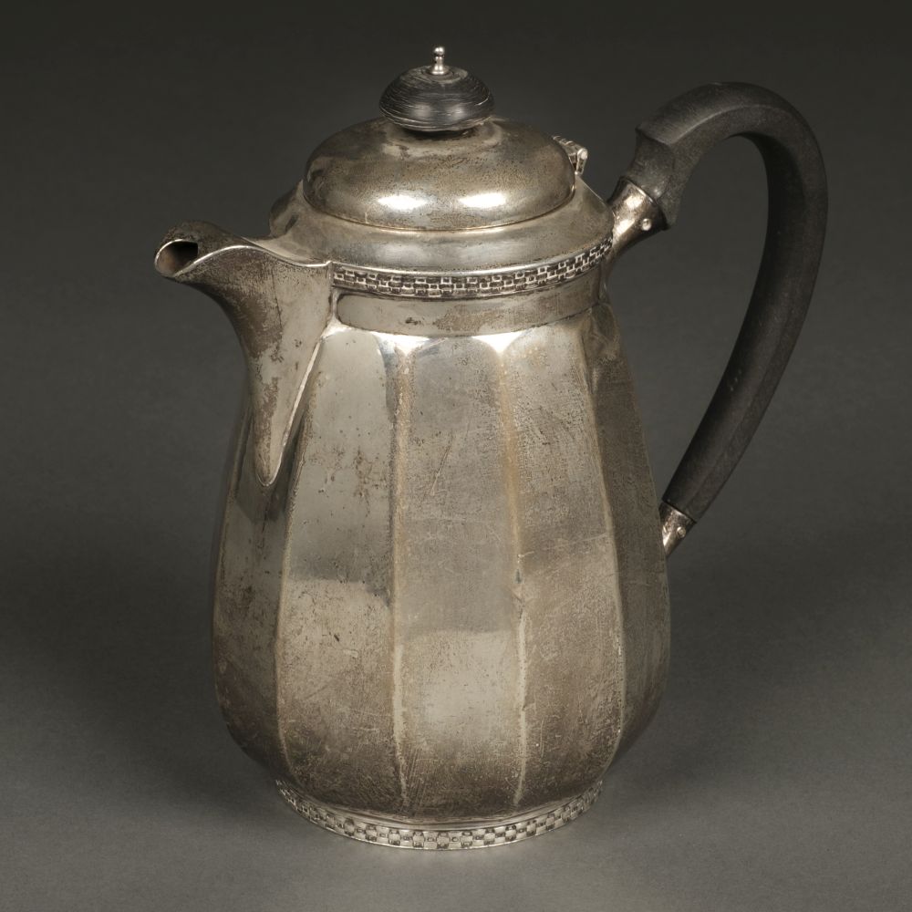 * Coffee Pot. George V silver coffee pot by Walker & Hall