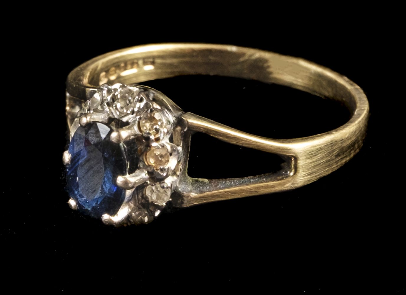 * Ring. An 18ct gold sapphire and diamond cluster ring