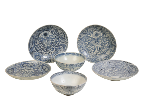 FOUR BLUE AND WHITE DISHES FROM THE BINH THUAN SHIPWRECK, LATE MING DYNASTY