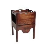 A GEORGE III MAHOGANY TRAY TOP COMMODE,