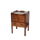 A GEORGE III MAHOGANY TRAY TOP COMMODE,