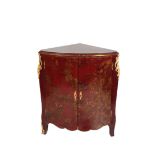 A RED JAPANNED AND GILT METAL MOUNTED ENCOIGNURE, IN EARLY 18TH CENTURY TASTE,