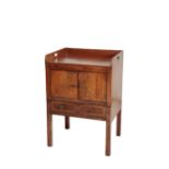 A GEORGE III MAHOGANY TRAY TOP COMMODE,