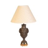 A CONTINENTAL SPELTER AND MARBLE MOUNTED TABLE LAMP,
