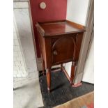 A GEORGE IV MAHOGANY POT CUPBOARD, ATTRIBUTABLE TO GILLOWS,