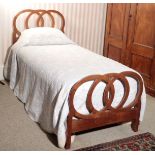 A PAIR OF MAHOGANY SINGLE BEDS, IN THE MANNER OF DESIGNS BY LUTYENS,