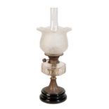 A VICTORIAN GLASS, BRASS AND CERAMIC TABLE OIL LAMP,