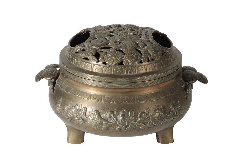 LARGE CHINESE BRONZE 'CHRYSANTHEMUM' CENSER AND COVER, LATE QING DYNASTY