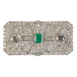 AN ART DECO EMERALD AND DIAMOND PLAQUE BROOCH,