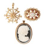 A VICTORIAN SEED PEARL STARBURST BROOCH / PENDANT