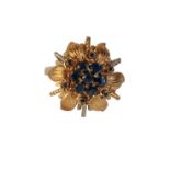 A 1960'S STYLE SAPPHIRE CLUSTER RING