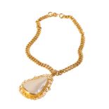 A CHINESE GOLD AND MOTHER OF PEARL PENDANT NECKLACE