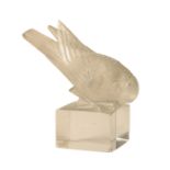 LALIQUE: A PAPERWEIGHT 'Moineau Sur Socle Ailes Croisées'