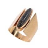 A YELLOW GOLD & HARDSTONE DRESS RING