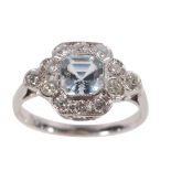 AN ART DECO AQUAMARINE AND DIAMOND CLUSTER RING