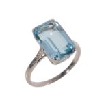 AN AQUAMARINE AND DIAMOND RING