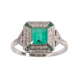 AN ART DECO EMERALD AND DIAMOND CLUSTER RING