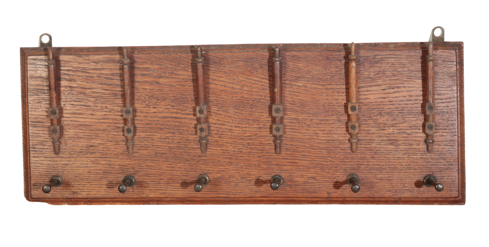 AN OAK AND BRASS HUNTING CROP RACK - Bild 2 aus 2