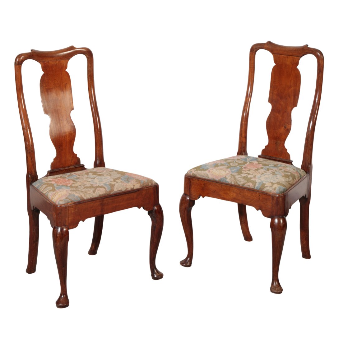 A PAIR OF GEORGE II WALNUT SIDE CHAIRS - Bild 2 aus 2